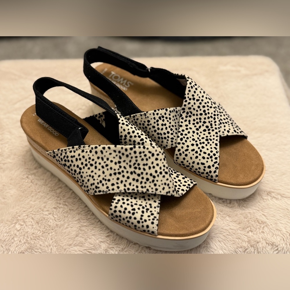 TOMS Diana Crossover Wedge Women's Sandals, size 8.5, Black and White